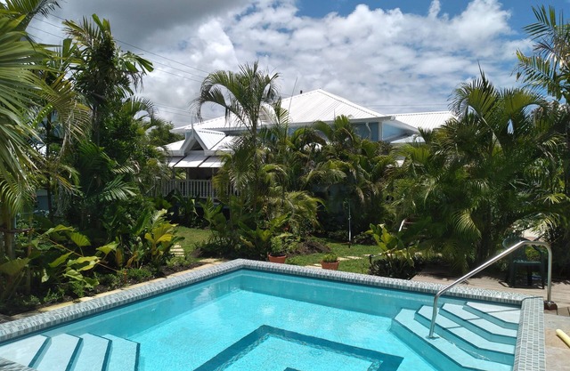 Crotona Garden Lower Cottage 1 Bed Apt, Pool, Lush, Tropical, 2 Min Walk to Sea