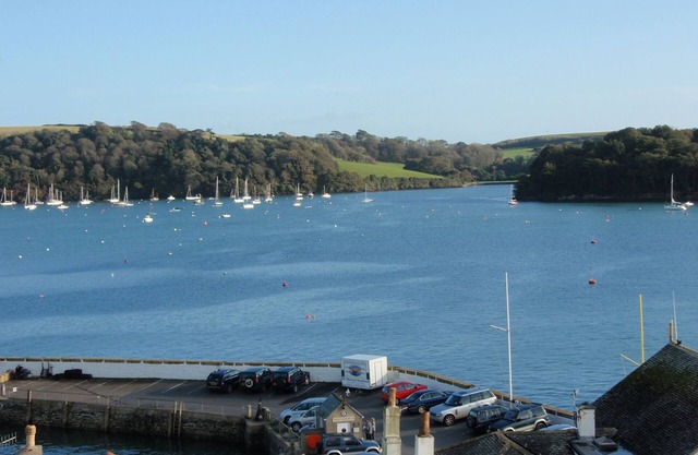 Crows Nest: a modern apartment in the centre of St Mawes with stunning sea views