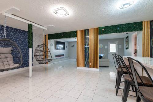 Cruise Haven with Pool, 15 Min to Port Canav & Beach
