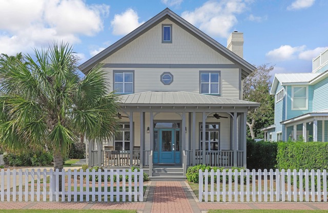 Crystal Beach ~ Short Walk to the Beach ~ Open Living Area ~ Outdoor Seating