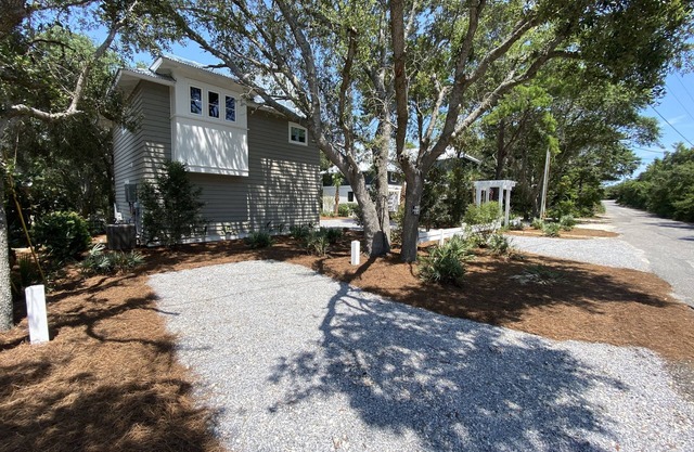 Crystal Blue Persuasion - Sleeps 2 - 1 Block to the Beach!