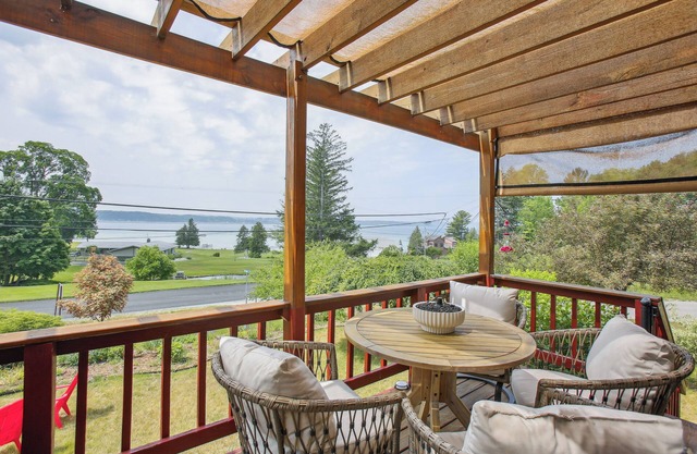 Crystal Lake Vacation Rental, 3 Mi to Betsie River