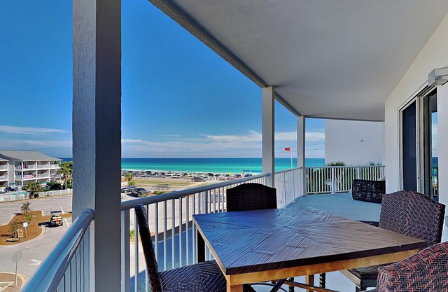 Crystal View #303 - Luxury condo w/free seasonal beach SVC, resort pool