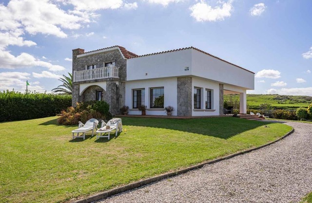 Cuchia rural house with views.