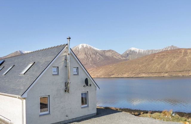 CUILLIN SHORES, family friendly, with open fire in Broadford