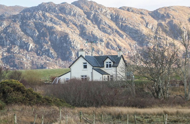 CUILLIN VIEW HOUSE, pet friendly, with a garden in Arisaig