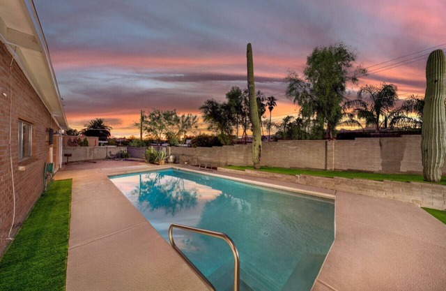 Cul-de-Sac/Fenced with Pool/Quiet/3 BR 2 BA