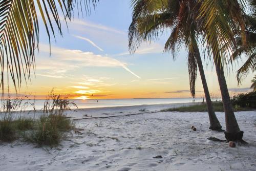 Curlew Beach Cottage by Sun Palace Vacations