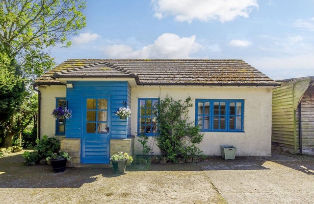 CURLEW COTTAGE, pet friendly, with a garden in Haydon Bridge