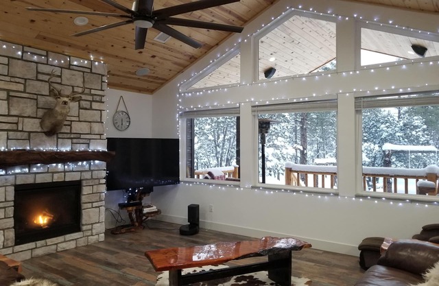 Custom built cabin sitting on several acres lot in Pinetop-Lakeside!