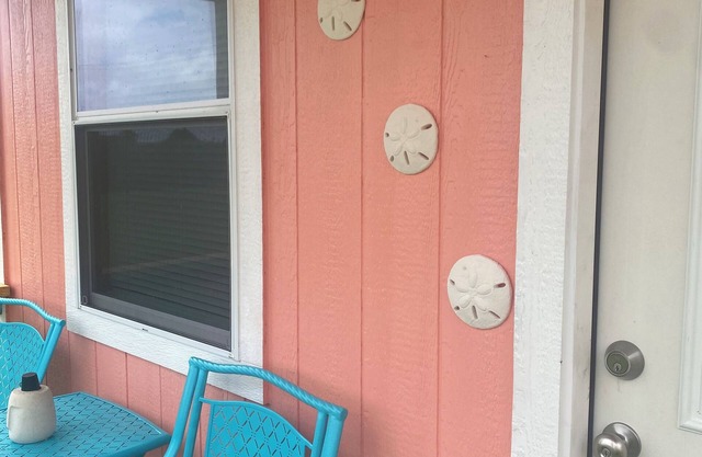 Custom built cool cabin with AC in Holiday Beach. Not a converted shed.