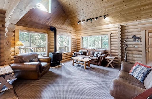 Custom-built log home w/gas grill, free WiFi, deck, and private location