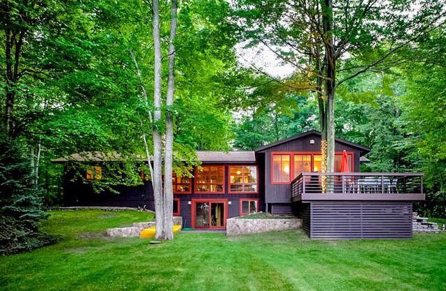 Custom-designed lake house with screened porch, deck, Ping-Pong & lawn games