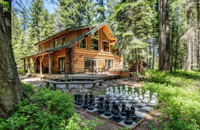 Custom Log Home w/Hot Tub, Game Loft & 5 minute walk to River & Sandy Beach!