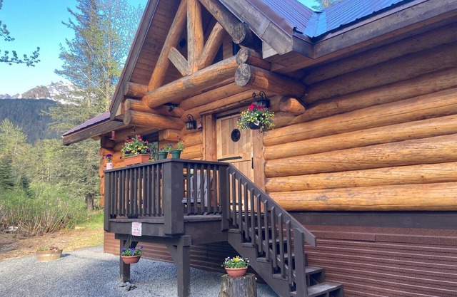 Custom Spruce Open Concept Log Cabin w/Firepit & BBQ
