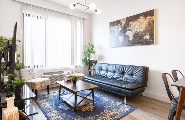 Cute 1BR Next to Airport 9322