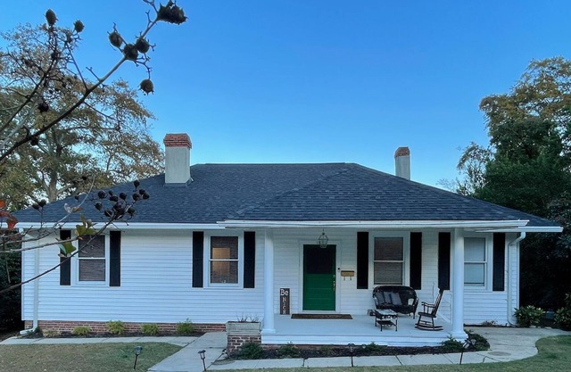 Cute and Convenient Summerville Cottage