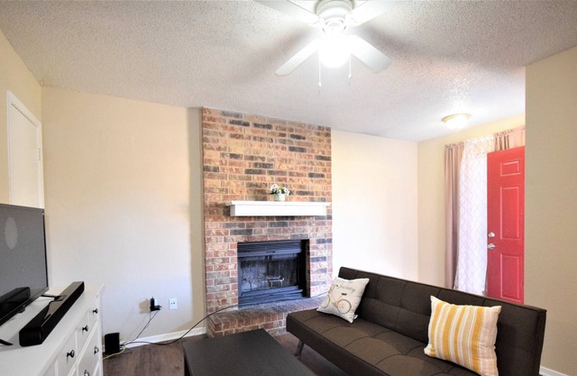 Cute and Cozy 2 Bed 1 Bath Unit in a 4-Plex with Assigned Parking and W/D