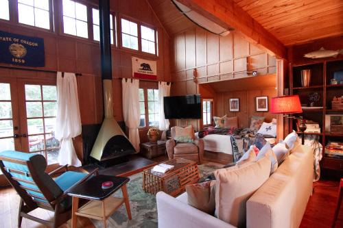Cute Cabin in Yachats! Short walk to rivers' edge! River Walk Cabin