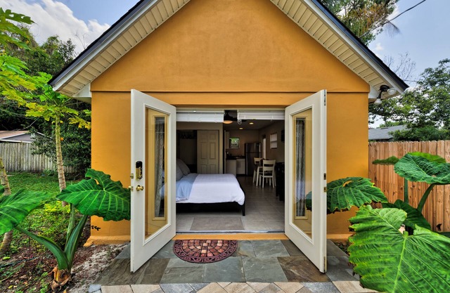 Cute Guest House In Winter Park Minutes From Downtown in Car