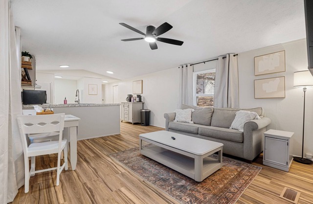 CUTE Hidden Gem! 2 BEDROOM-3 minutes from the Cookson Bend Marina. GREAT VIEW!