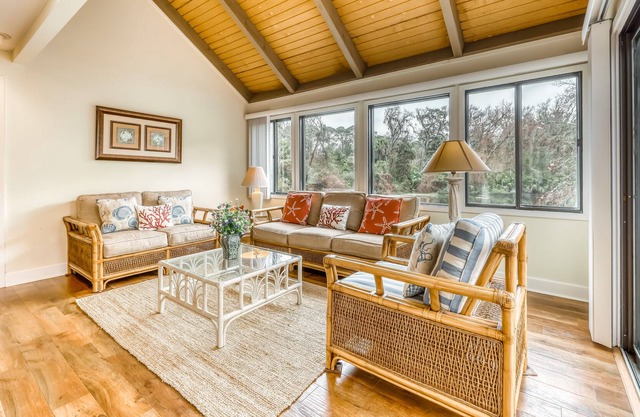 Cute island condo w/ a shared pool & lagoon view - walk to the beach!