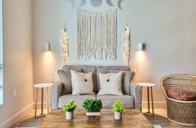 Cute Living area*𝓗𝓞𝓣 𝓣𝓤𝓑❂𝔾𝕐𝕄❂Mtn/Pool View❂Near Downtown❂Desk