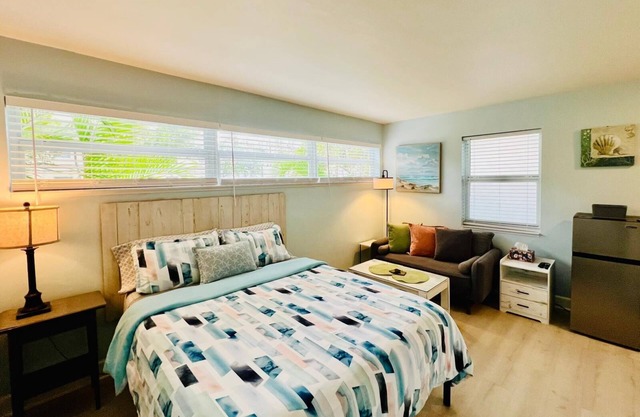 Cute & modern studio apartment in prime location in downtown Lake Worth Beach!