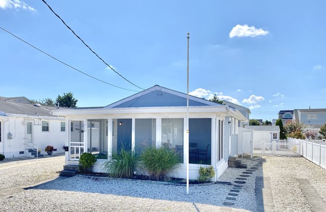 Cute seashore cottage within walking distance to beach & shopping, screened porch