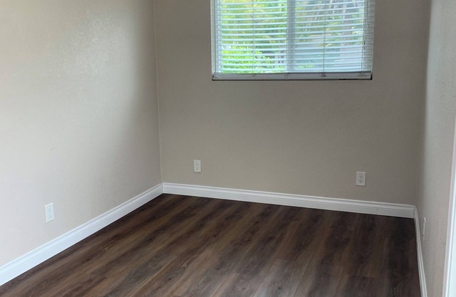 Cute Unit with a Yard!