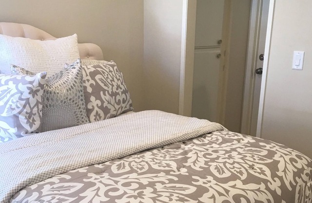 CUTEST AND CLEANEST ROOM IN OAK PARK! 20 MINUTES TO MALIBU, MINUTES TO AMGEN!