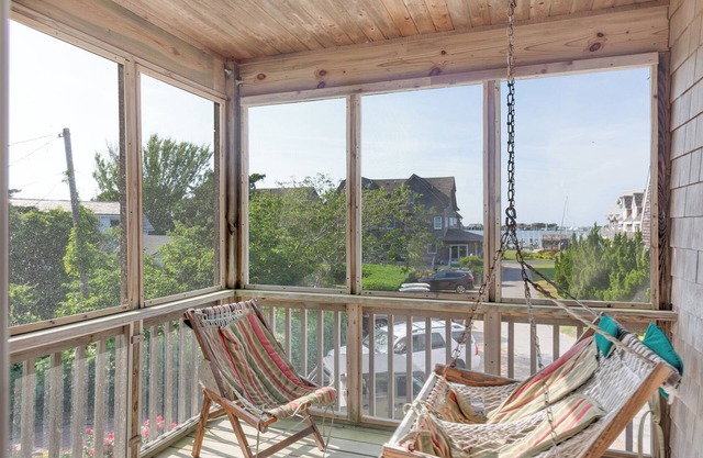 CV8: Crow's Nest -2nd floor 2 BR villa with screened porch!