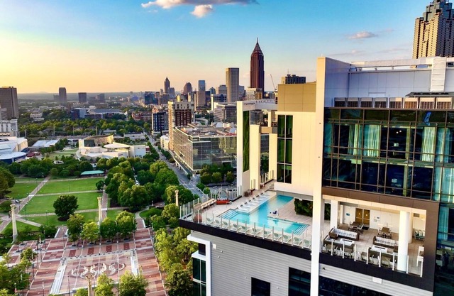 CW Atlanta - HUGE 2BR PRES. - Rooftop Pool & Bar - Walk to MB Stadium, SF Arena