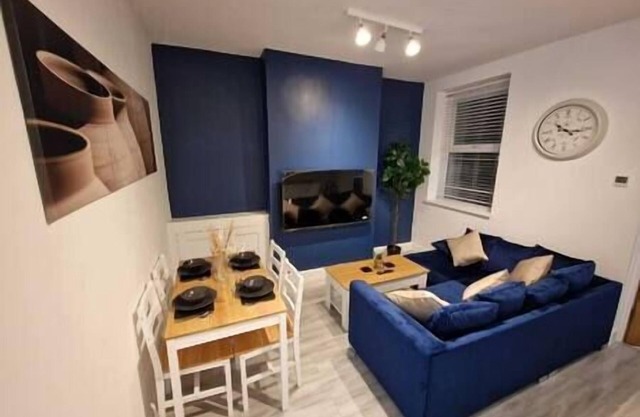 Cyfarthfa Triple Room 4 - Shared Bathroom - Near City Centre