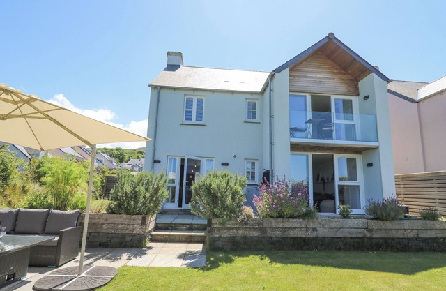 CYSGOD Y GARN, family friendly in Newport, Pembrokeshire