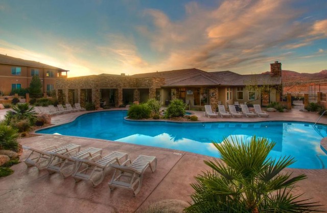 D5-Coral Springs Poolside-Ground Floor 3-bedroom Hillside View