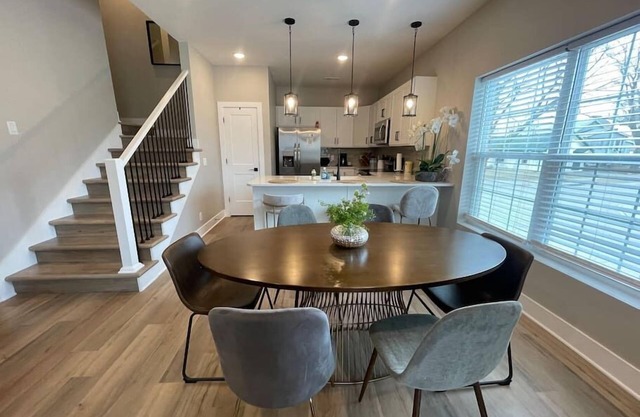 🌟DAHLMAN rows- close to Downtown w/garage parking