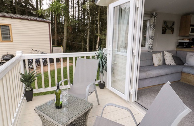 DAISY'S RETREAT, family friendly, with hot tub in Longframlington