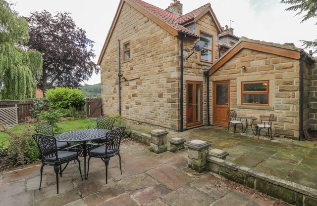 DALE VIEW, pet friendly, luxury holiday cottage in Sleights