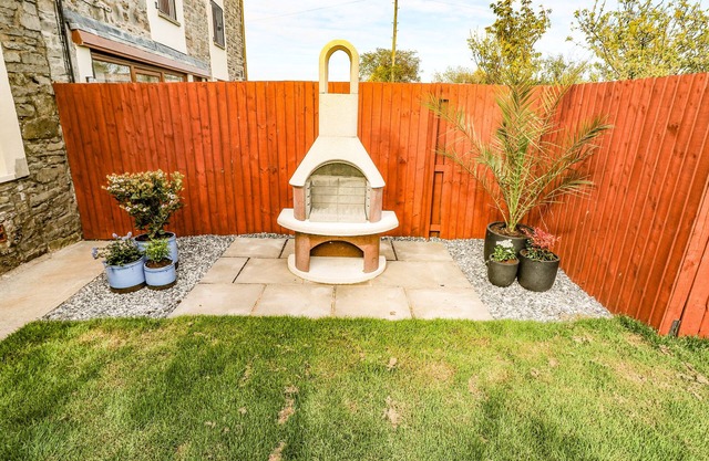 DALTON COTTAGE, pet friendly, character holiday cottage in Llansaint