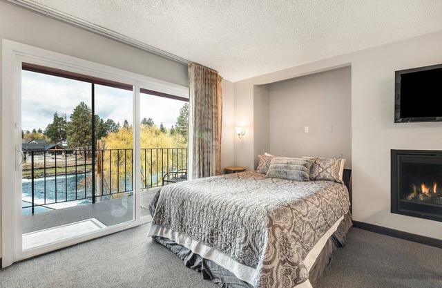 "Dam Pretty View" Condo overlooking Deschutes River