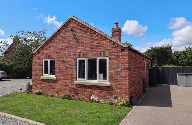 DAN’S HOLIDAY COTTAGE, pet friendly, with open fire in Barmston