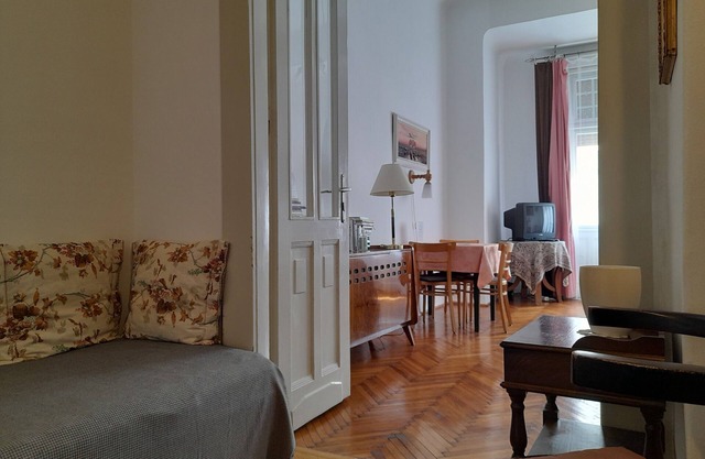Danube view home personal welcome near Parliament private tours&home restaurant
