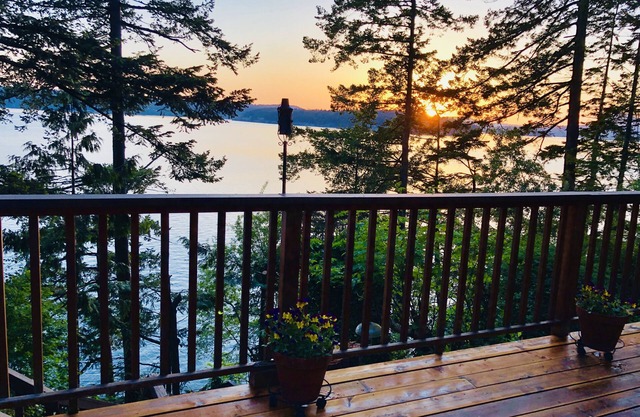 Darling Oceanfront Cottage only minutes from La Conner town.
