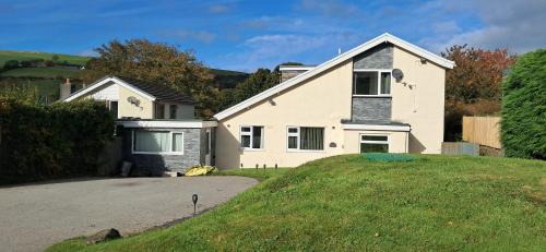 Daron Large Country Cottage