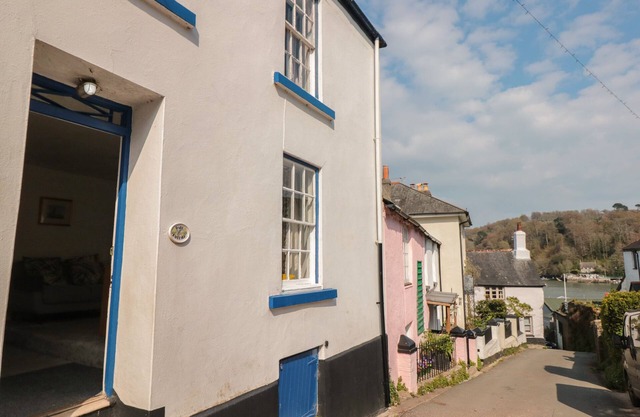 DART COTTAGE, pet friendly, character holiday cottage in Dittisham