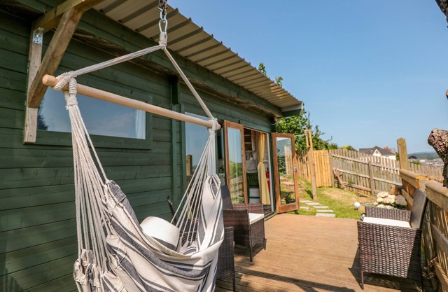 DART VIEW HIDEOUT, pet friendly, character holiday cottage in Totnes