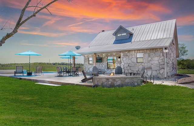 Das Hauses | 2 Homes | 5/4 + Sleeps 14 | 2 Pools & Hot Tub