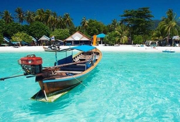 DAYA Beach, Lipe local