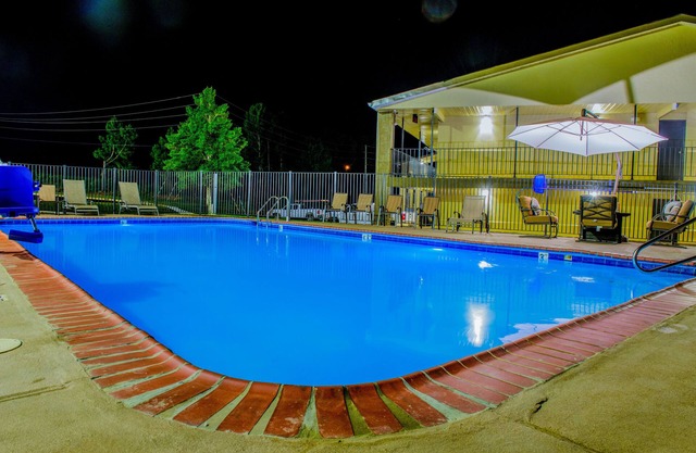 Days Inn & Suites by Wyndham Athens Alabama